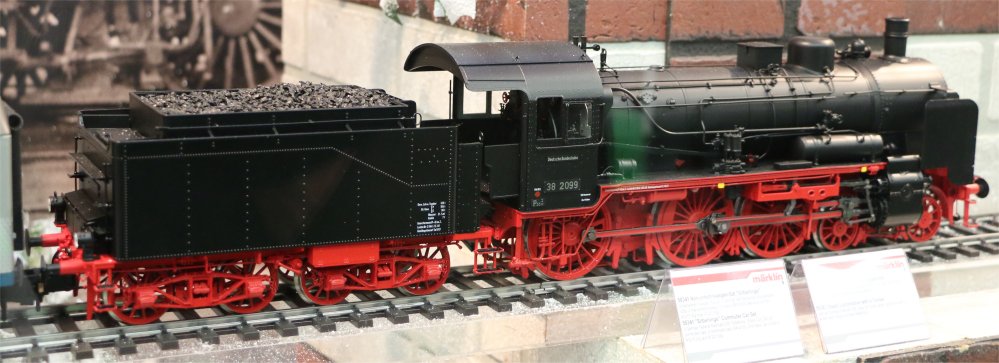 DB class 38.10-40 Steam Locomotive w/Tender