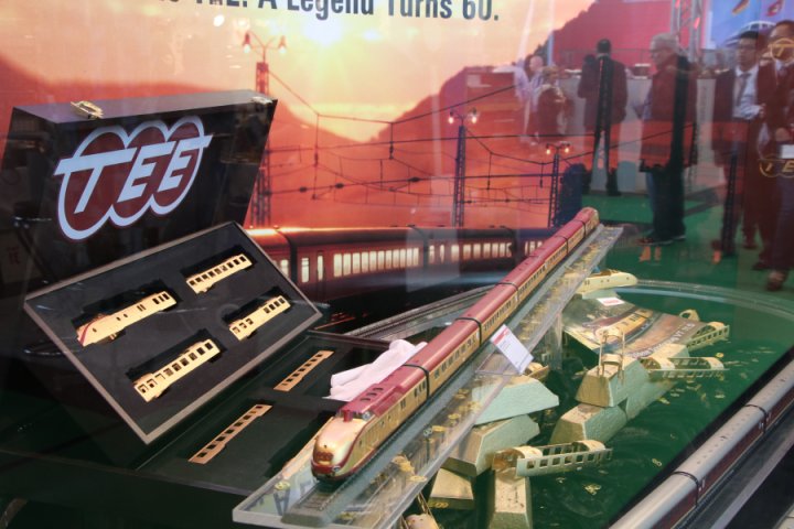 24k Gold Plated TEE VT 11.5 7-Unit Train Set